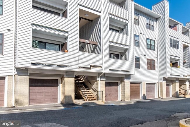 Building Photo - 1625 Carriage House Terrace