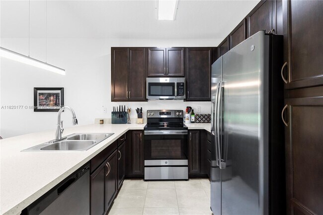 Building Photo - 6285 SW 47th Manor