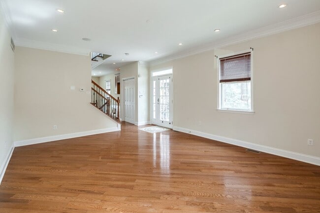 Building Photo - Four Bed Point Breeze Home