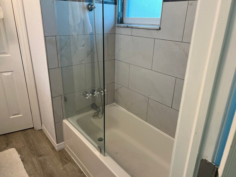 Full bathroom - 8815 Bay Pointe Dr