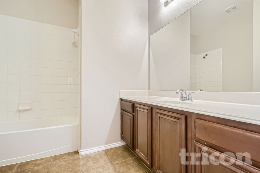 Building Photo - 2186 Liriope Ln