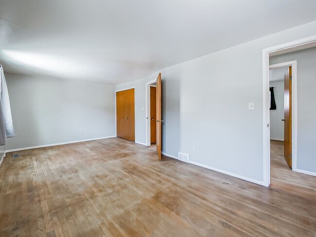 Building Photo - AVAILABLE NOW! Spacious and Inviting Westland Home!