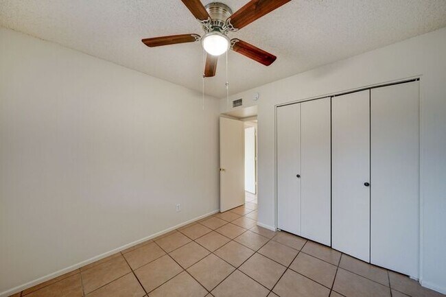 Building Photo - READY TO TOUR NOW! Adorable 2 Bath 1 Bed Home in Glendale