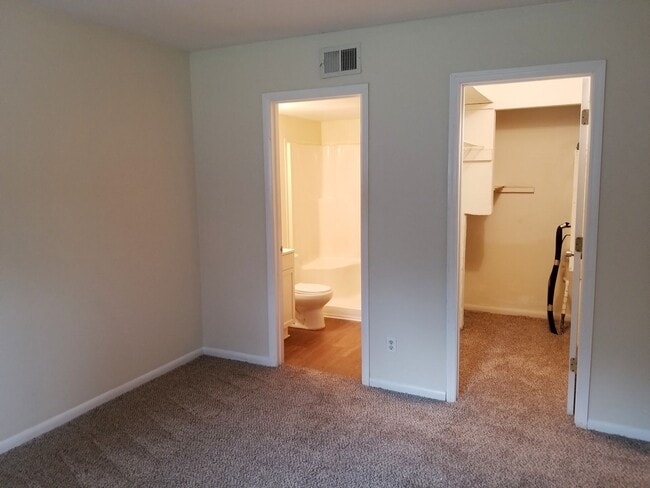 Building Photo - *MUST SEE* Southside Condo with Pool