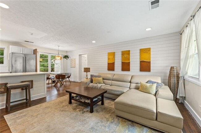 Building Photo - 551 Lyle Dr SE