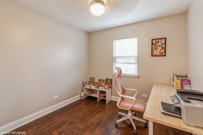 Building Photo - 2043 University Dr