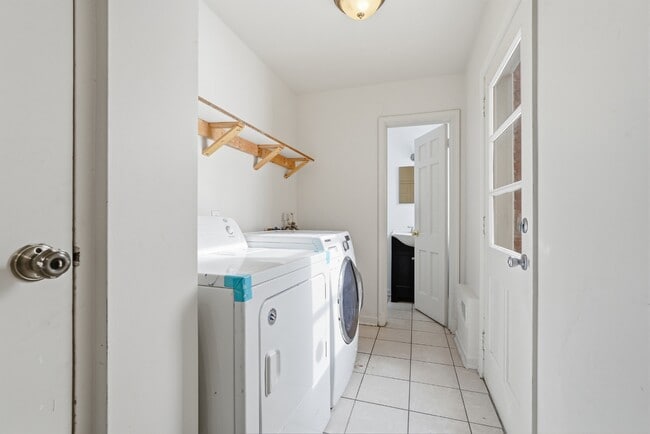 Building Photo - 7211 Martins Ct