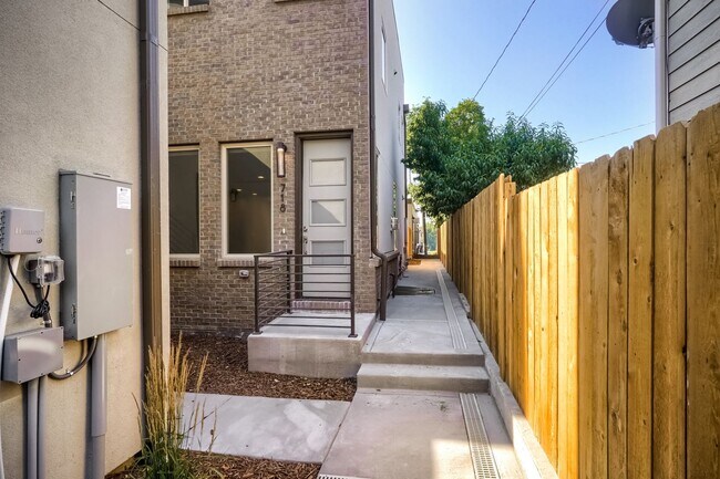 Building Photo - 718 W 1st Ave