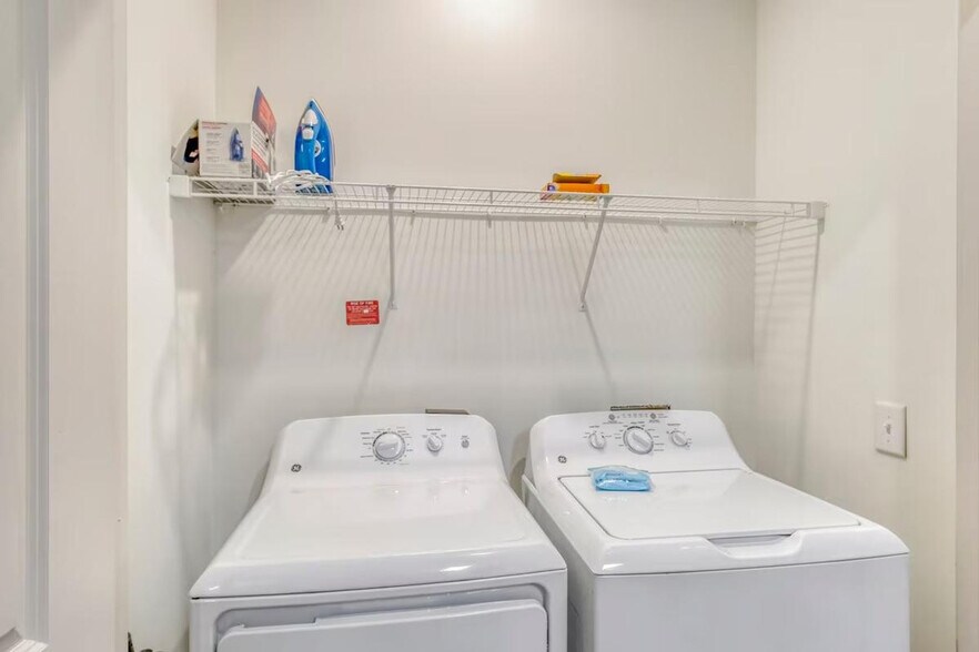 Building Photo - 8242 Windsor Hill Blvd