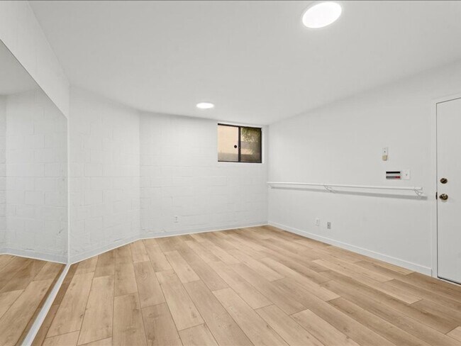 Building Photo - Spacious 3Beds+2.5Baths Townhouse With A B...