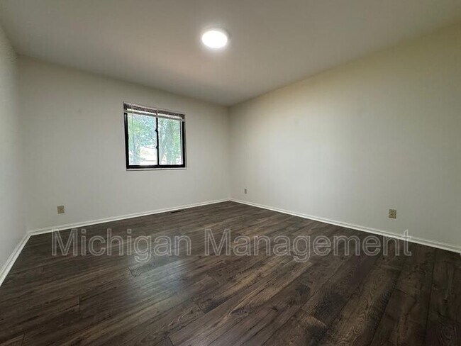 Building Photo - 40250 Pinetree Dr