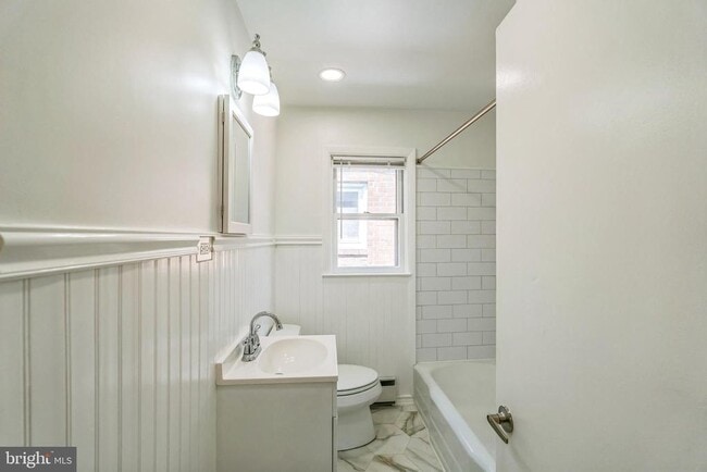 Building Photo - 243 E 12th Ave