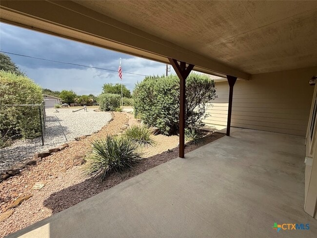 Building Photo - 1608 Lakeview Dr