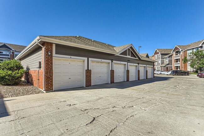 Building Photo - Move in ready 2-bedroom Condo- Community P...