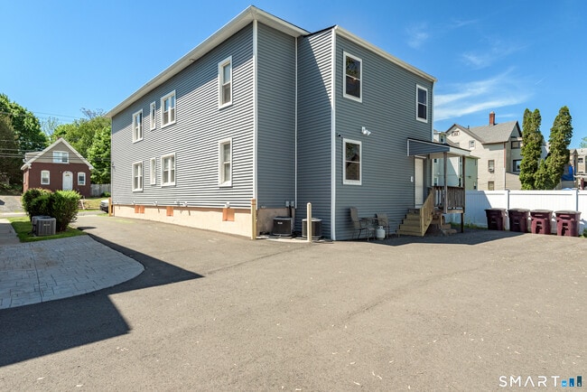 Building Photo - 108 Belden St