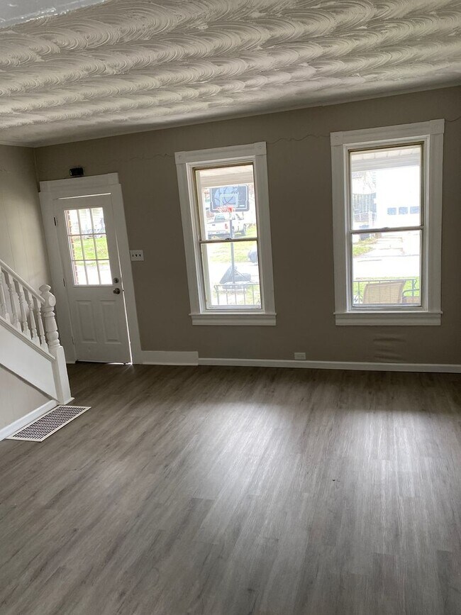 Building Photo - 137-137 Birkett St