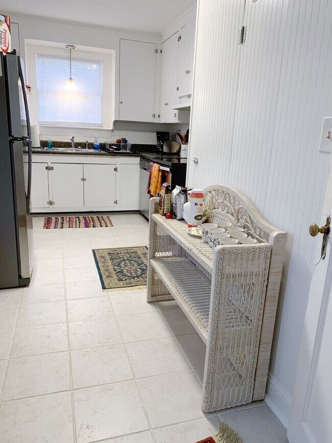 Building Photo - 3 Bedrooms 2 Bathrooms with fenced in back...