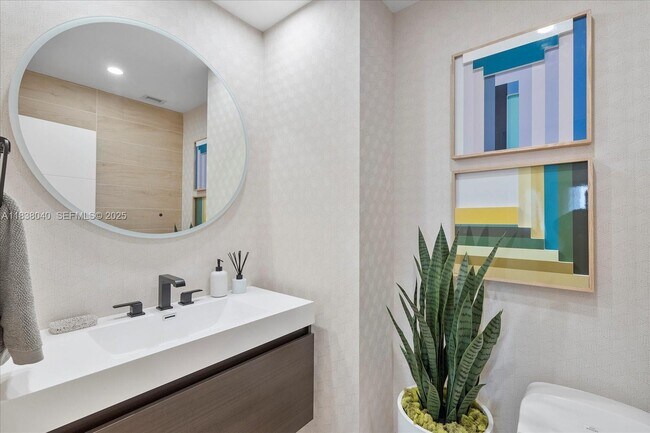 Building Photo - 2301 Collins Ave