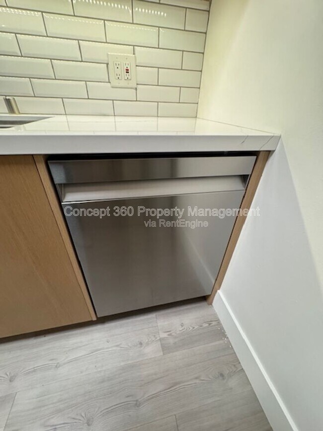 Building Photo - 1139 E Ocean Blvd