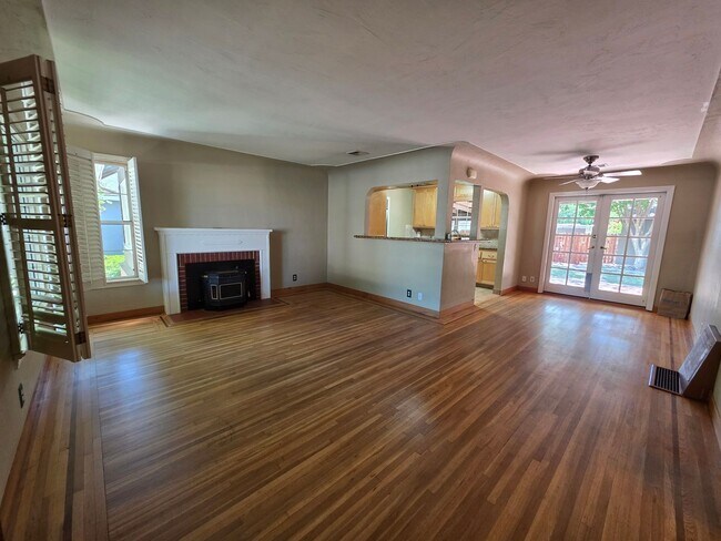 Building Photo - Charming Bungalow in La Loma neighborhood!