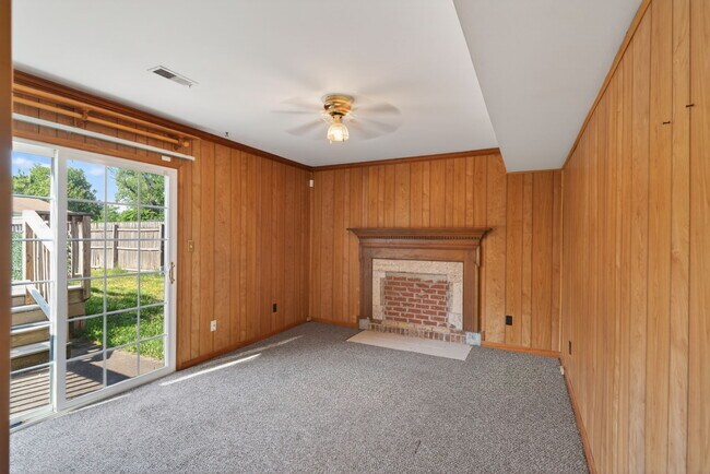 Building Photo - 195 Bentley Dr