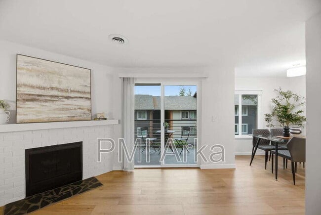 Building Photo - 12107 NE Bel Red Rd