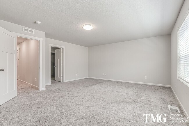 Building Photo - 3 Bedroom, 2.5 Bath Townhome In Ridgefield!