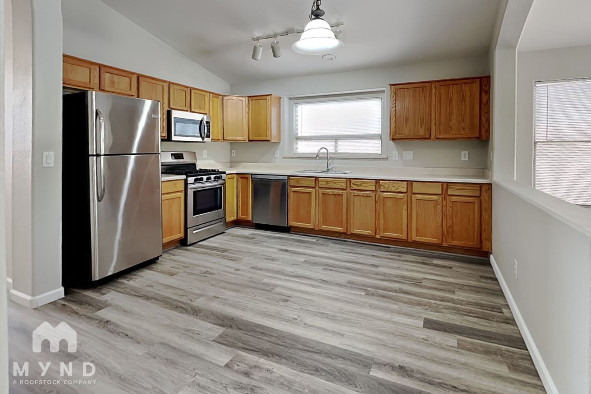 Building Photo - 714 E Lovegrass Dr