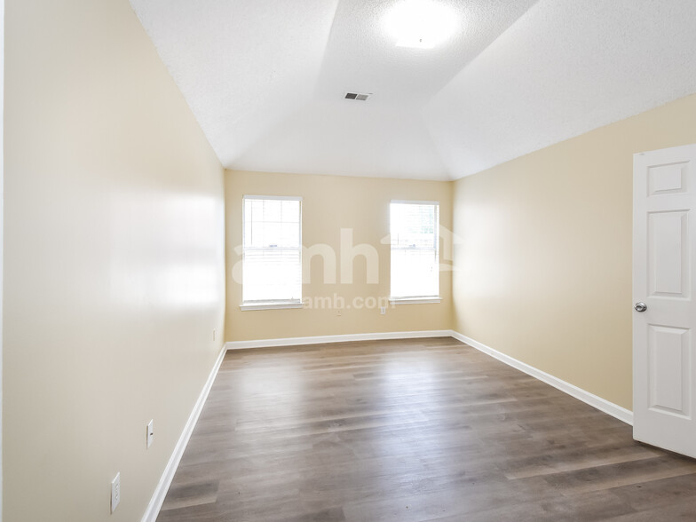 Building Photo - 4851 Phipps Dr