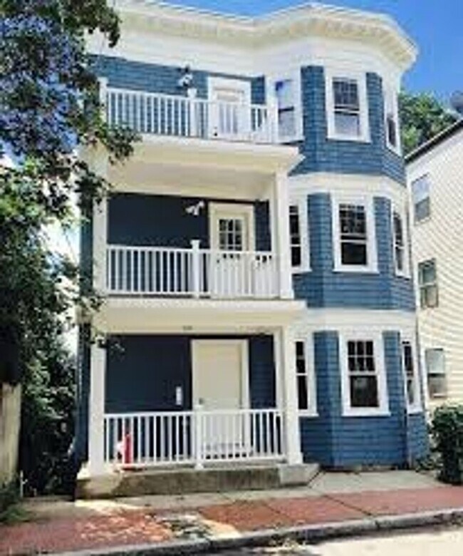 Building Photo - No Brokers Fes, Steps from Orange Line Stop, Eat-in Kitchen, Central Heat/AC, Laundry on a Site