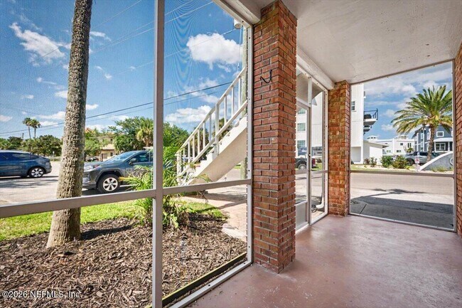 Building Photo - 22 Comares Ave