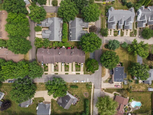 Building Photo - 804 Fairways Dr