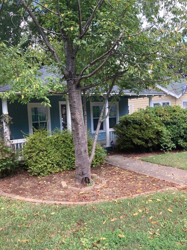 Building Photo - Spectacular Bungalow, Right Outside Uptown!