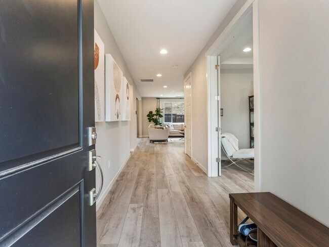 Building Photo - Stunning 4 Bed/2.5 Bath Modern Farmhouse in Scouters Mountain - HV