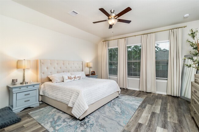 Building Photo - 323 Fanpalm Ct