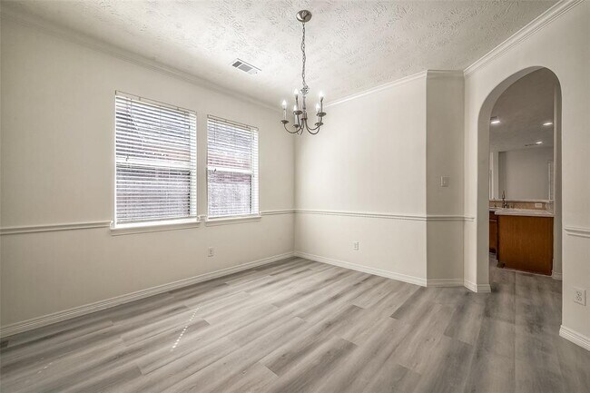 Building Photo - 520 West Fork