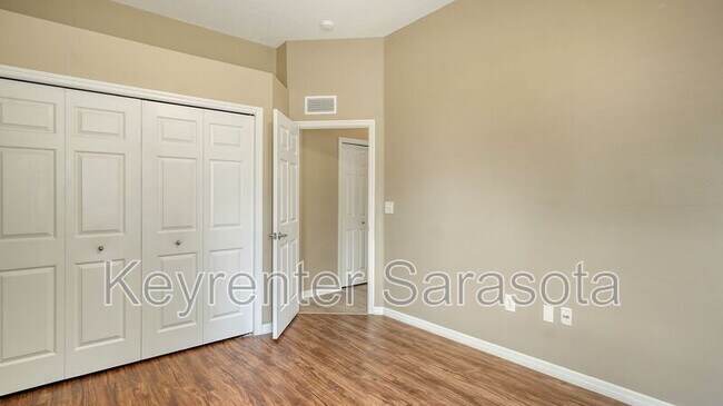 Building Photo - 6219 Aventura Dr
