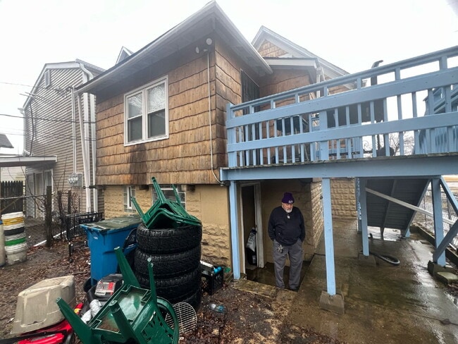 Building Photo - "Cozy 1-Bedroom Duplex Gem on Sohl Avenue - Plenty of Comfort!"