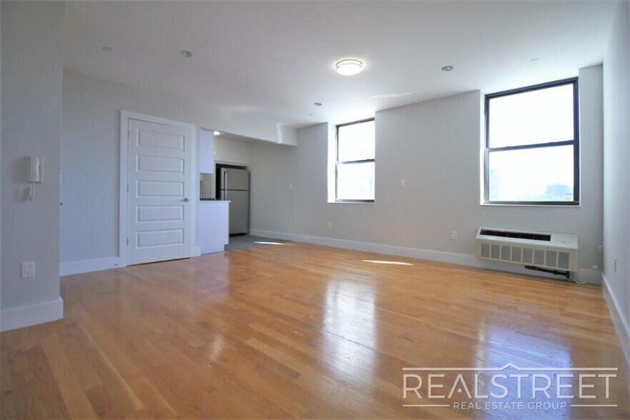 Building Photo - LUXURY 3 BR in Queens!