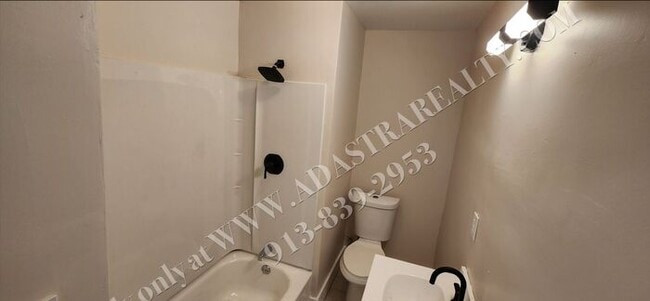 Building Photo - Large 2-story 4 Bed 1.5 Bath Home in Leave...