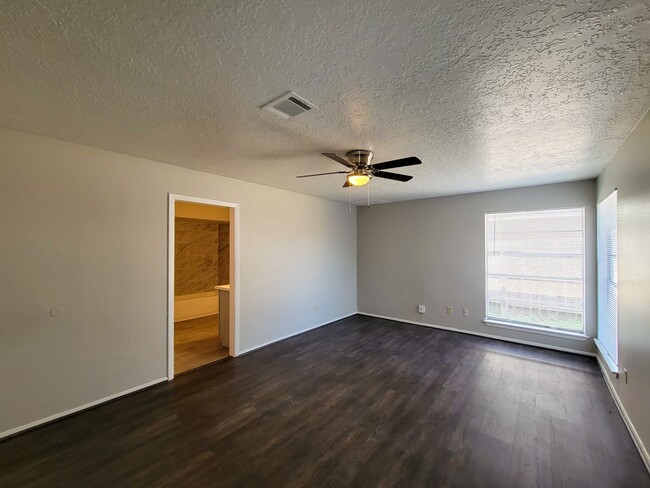 Building Photo - Three bedroom 2 full bath duplex style hom...