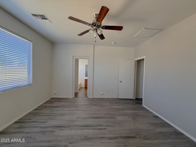 Building Photo - 6872 W Darrel Rd