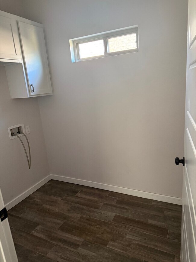 Building Photo - 8608 La Jolla Dr