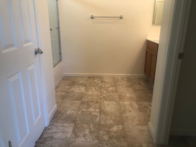 Building Photo - REDUCED!!REDUCED!!  Huge 5 Bedroom 3 Bath ...