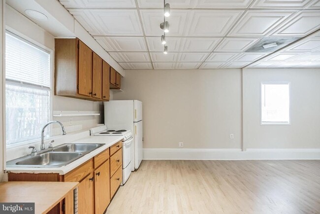 Building Photo - 808 Monroe Ave