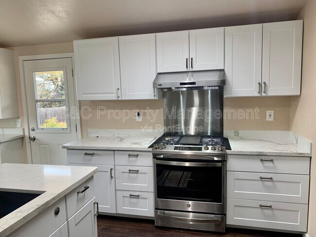 Building Photo - 1975 Paralta Ave