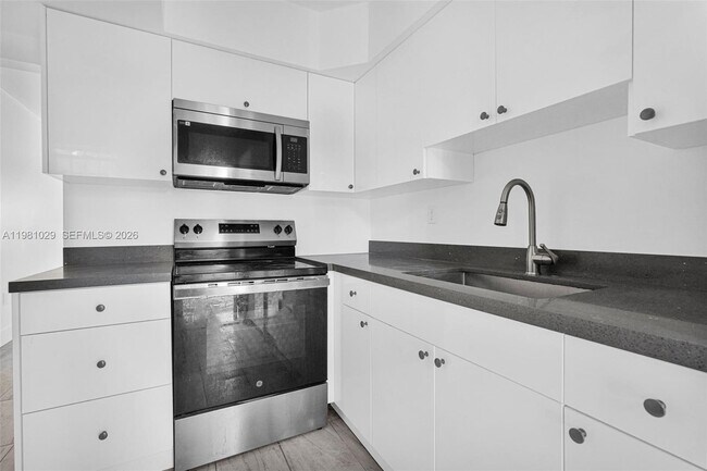 Building Photo - 14600 NE 14th Ave