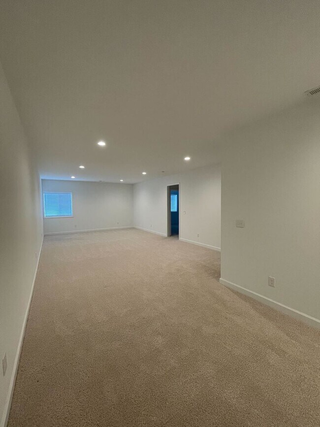 Building Photo - Spacious Home in Westhill Community