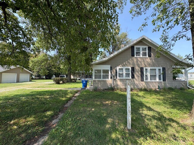 Building Photo - 2209 Hawthorne Ave
