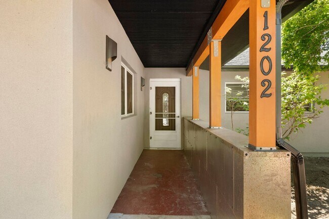 Building Photo - Reburbished 3bd/2ba, 2,275 sq ft home in C...